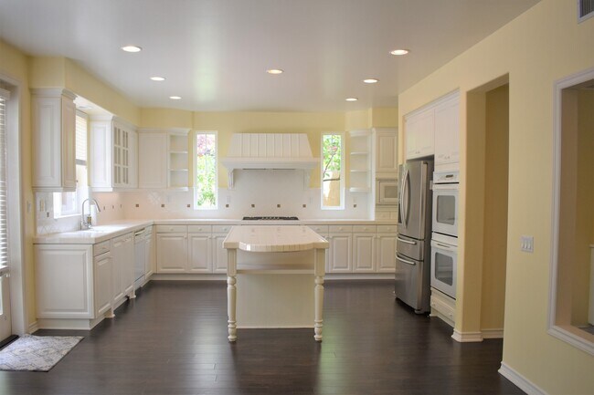 Building Photo - Beautiful 5 bedroom, 5 bath home in Desirable North Park Irvine