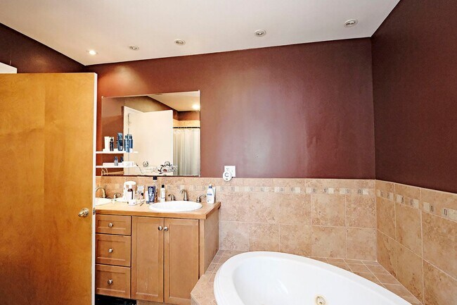 Building Photo - Spacious Fry’s Spring Home – Great Layout for Roommates