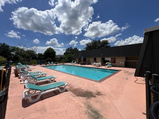 Building Photo - Fully Renovated 3 Bedroom Apartment in Pri...