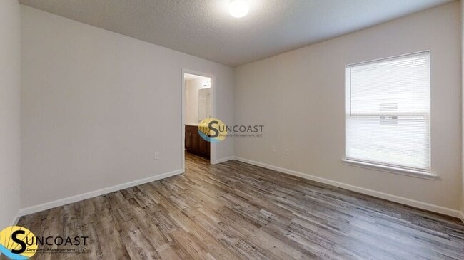 Building Photo - READY NOW! 2/2 977 SQFT