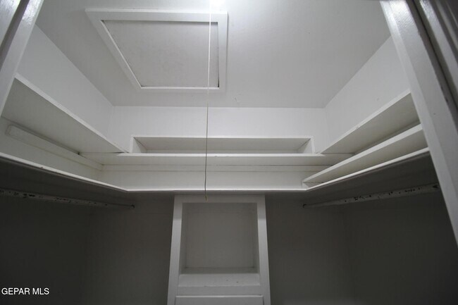 Building Photo - 317 Thunderbird Dr