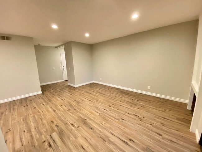 Building Photo - Beautifully remodeled spacious 1 Bedroom r...