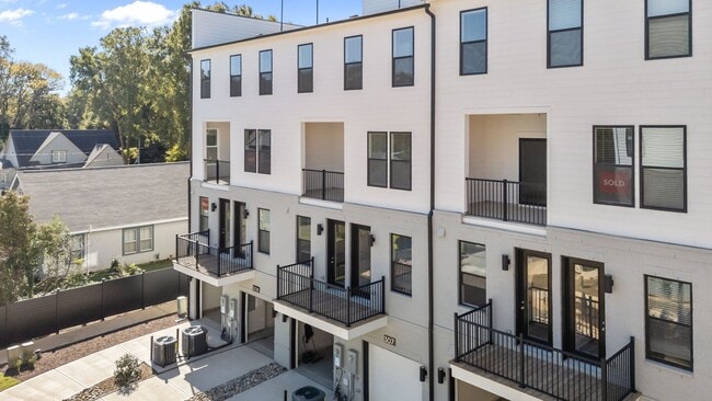 Building Photo - Gorgeous New Construction!  Updated Kitche...