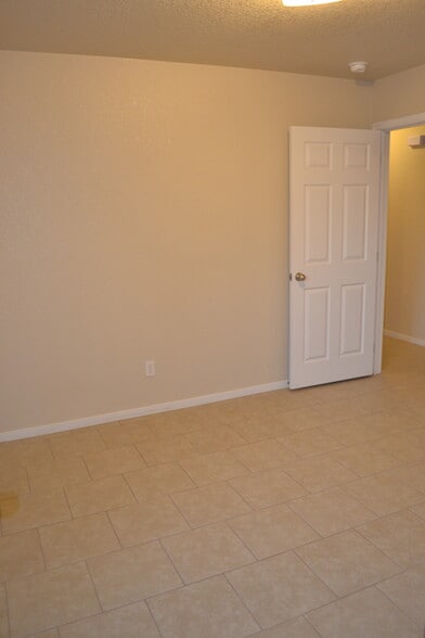 masterbdrm - 220 Ryan Cir Apt B