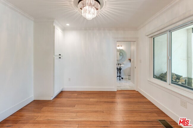 Building Photo - 1462 Mentone Ave