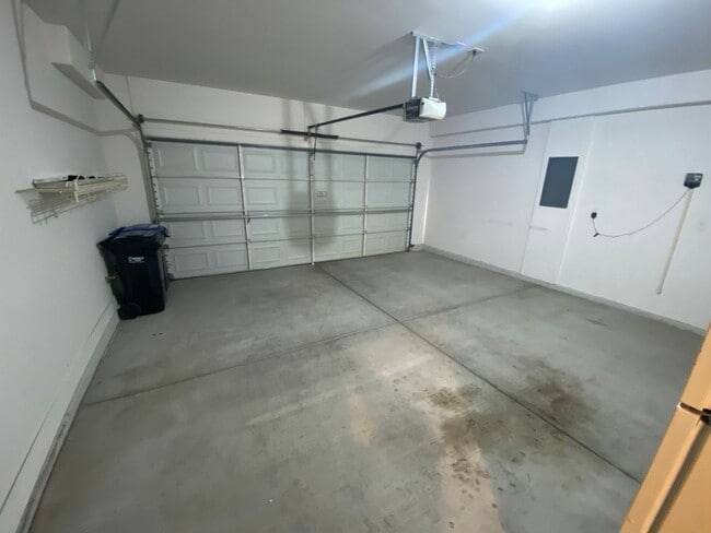 Building Photo - Beautiful 55+ 3 bed/2 bath home located in Aliante