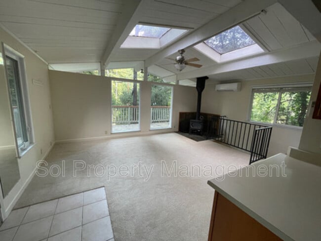 Building Photo - 175 S Redwood Dr