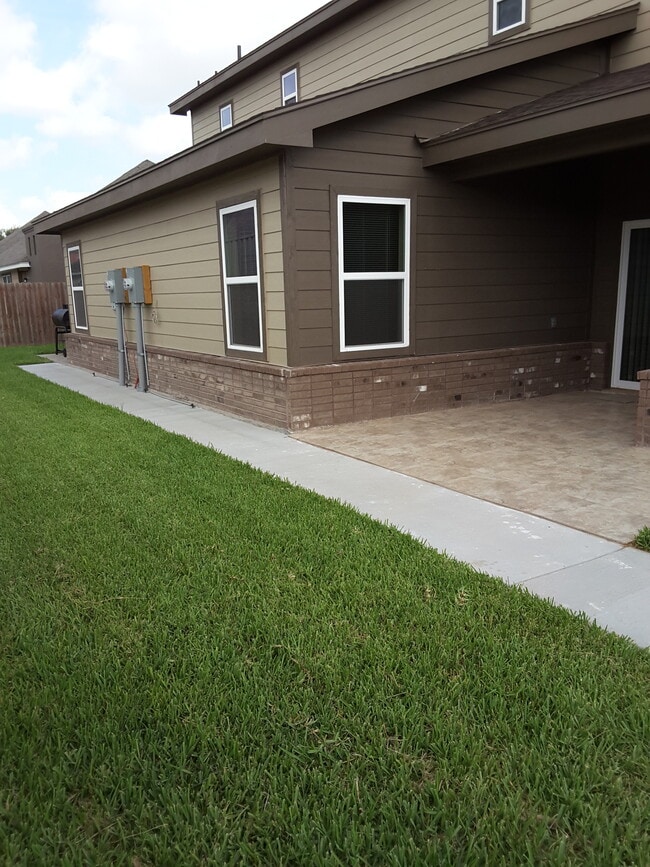 Building Photo - 1000 E Daffodil Ave