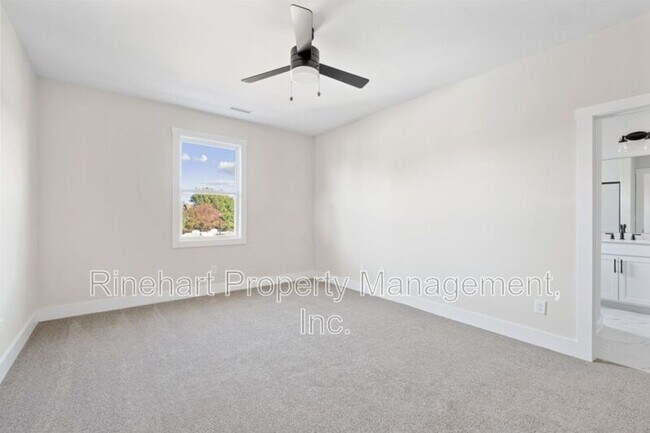 Building Photo - 676 Melville Dr