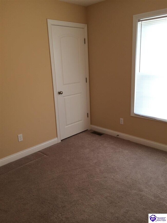 Building Photo - 913 Silktree Cir