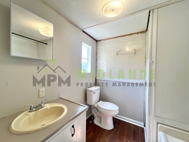 Building Photo - 2413 S Lake Dr