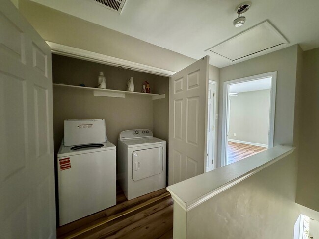 Building Photo - Spacious 3 BR / 3 BA Duplex Unit Steps from Bolin Creek Trail – Unit B