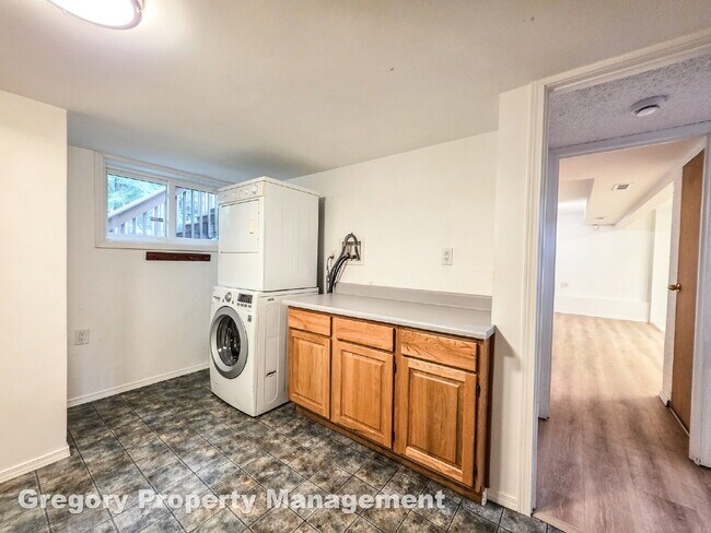 Building Photo - !! $3500 for 18 month lease !!  Private La...