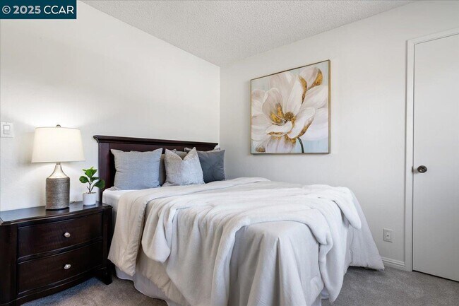 Building Photo - 207 Midway Dr