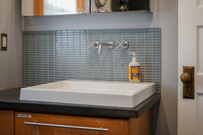 Building Photo - R0441