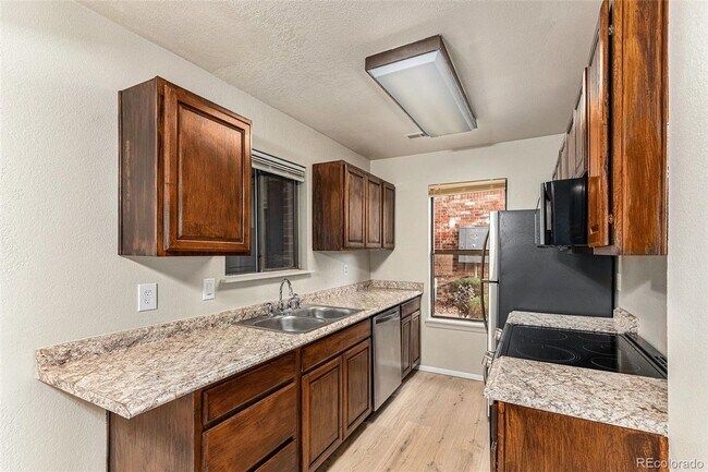 Building Photo - Great location off Iliff and Buckley Fully...