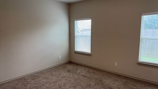 Building Photo - A Very Beautiful and Spacious 3 Bedroom 2 Bath Home in Yukon Public Schools