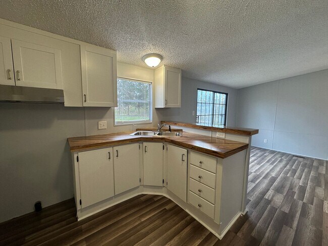 Building Photo - 114 Deer Rd