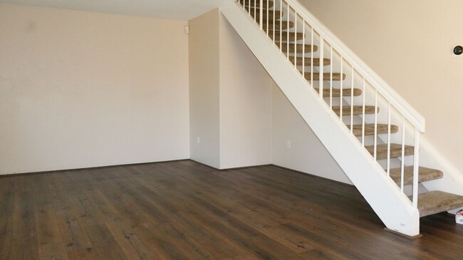 Building Photo - Beautiful 3 bedrooms corner unit condo located in Poway.