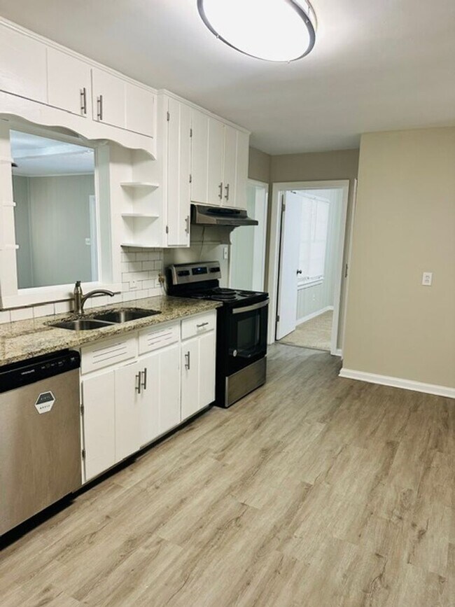Building Photo - ** 5 Bed 2 Bath located in County Downs** ...
