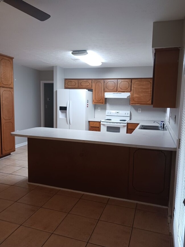 Building Photo - 4 Bedroom 2 bathroom Home available to ren...