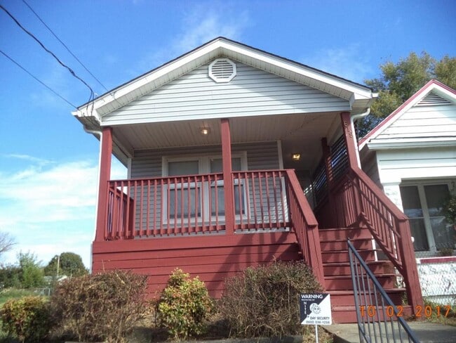 Building Photo - 619 Iowa Ave