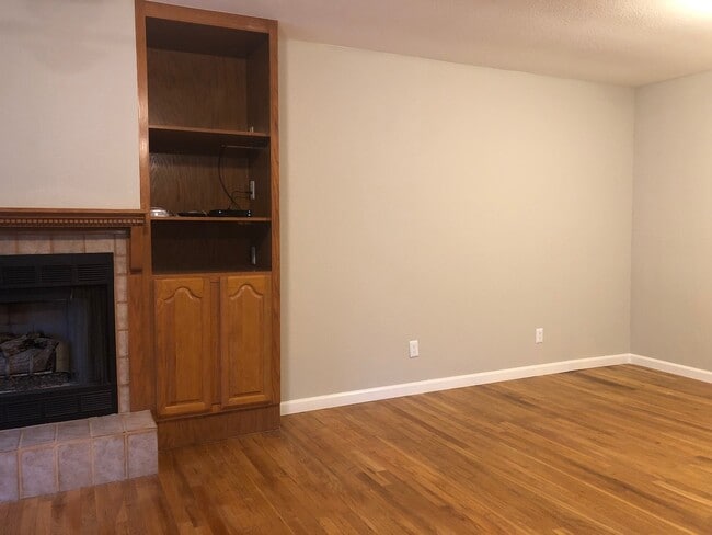 Building Photo - 4 Bedroom / 2.5 Baths / 2 Car Garage with ...