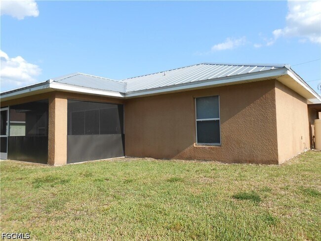 Building Photo - 1221 Belair St E