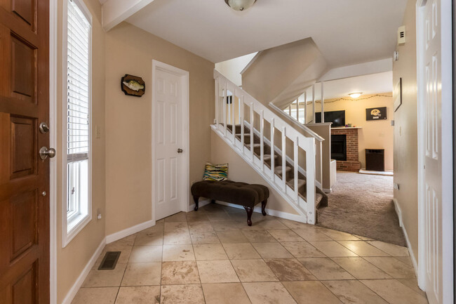 Building Photo - 4BD/ 3.5BA Furnished Townhome in South Bou...