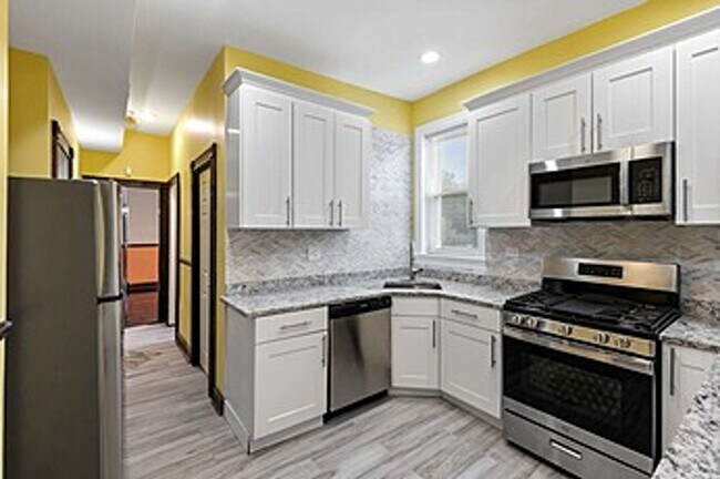 Building Photo - 1826 S Drave Ave