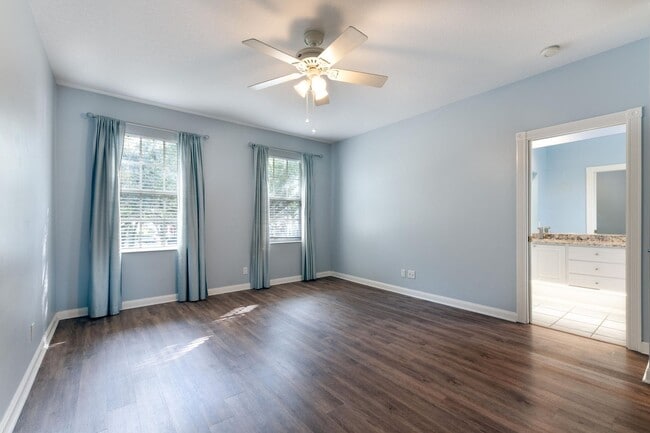 Building Photo - 340 Jacaranda Dr