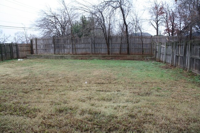 Building Photo - 2900 Pine Ridge Rd