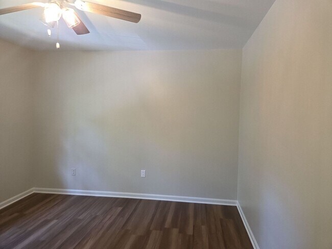 Building Photo - 2BD/1.5 BA Townhome - Available July 31st Recently Renovated