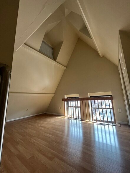 Building Photo - 484 E 4th St