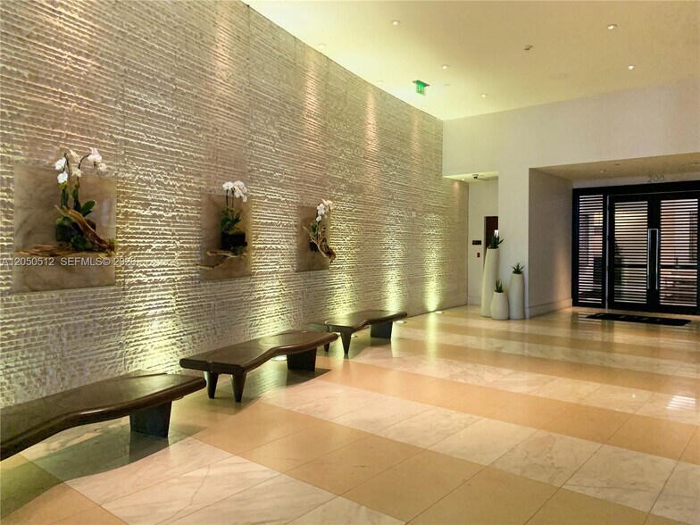Building Photo - 200 S Biscayne Blvd