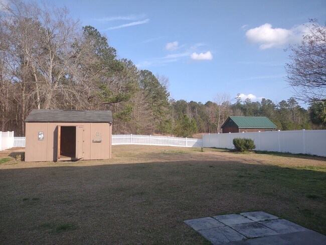 Building Photo - Beautiful and Charming! You Want it and Th...