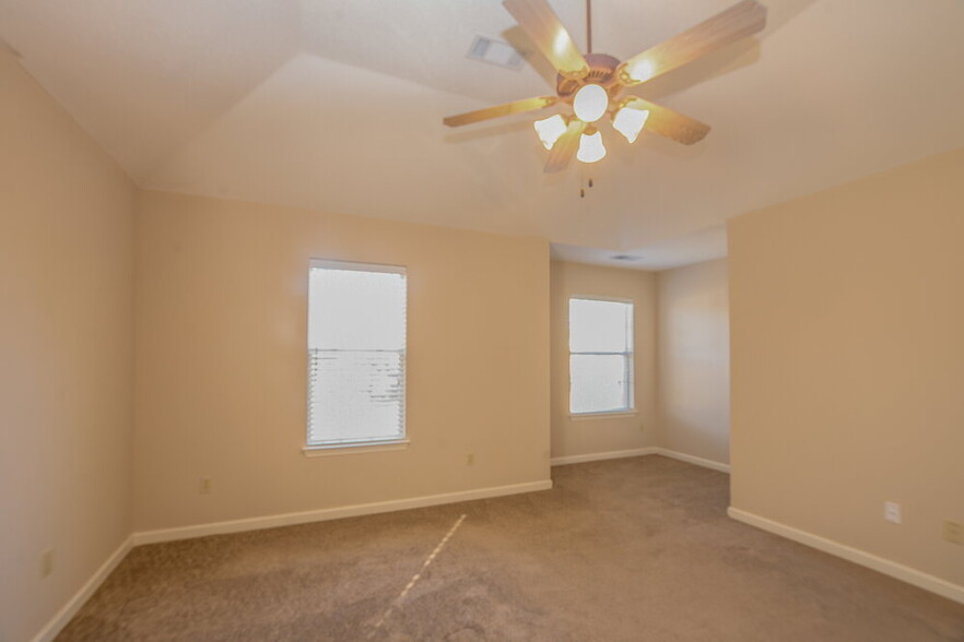 Building Photo - 10237 Green Moss Dr N