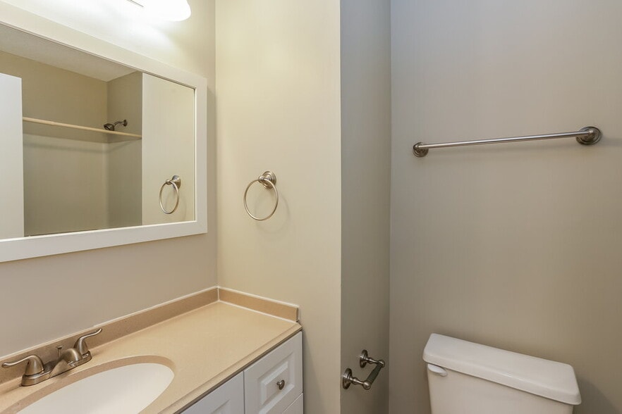 Building Photo - 6500 Cornwall Rd