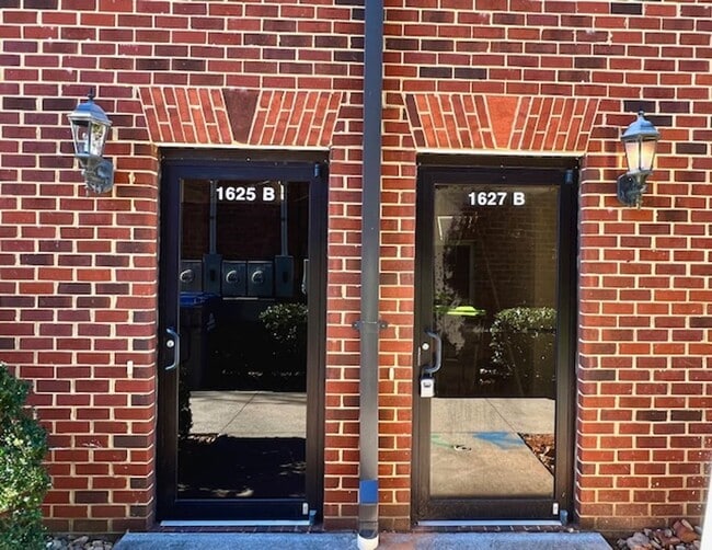 Building Photo - Upper Level Apartment in Wyndhurst with Gr...