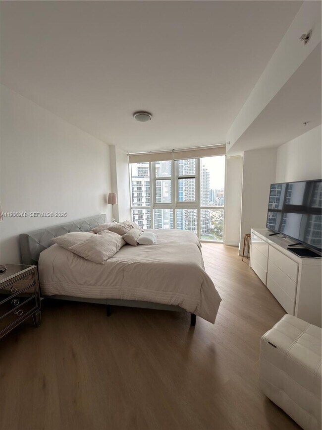 Building Photo - 18201 Collins Ave