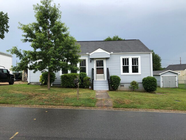 Building Photo - Newly Remodeled 3/2 with open floor plan