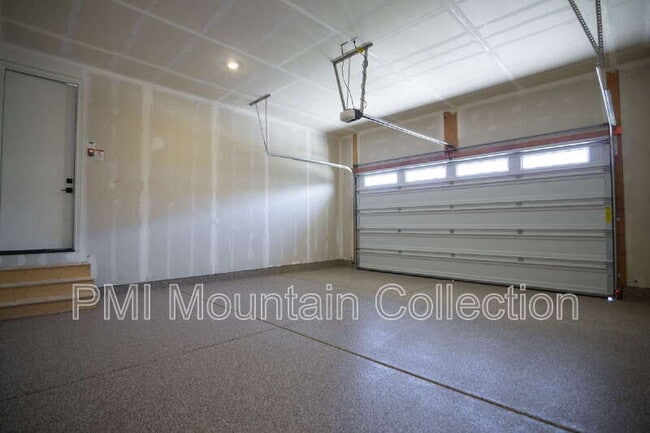 Building Photo - 459 Rimrock Ln
