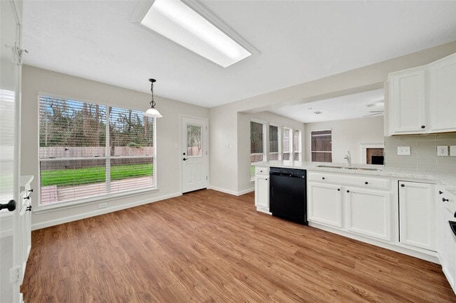 Building Photo - 1427 Redwood Village Cir