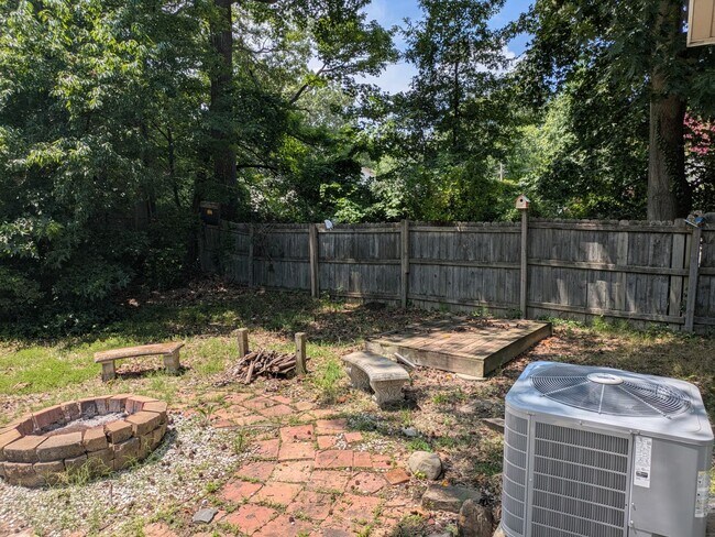 Building Photo - 3bd/1ba Cottage on private street with a s...