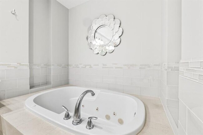 Building Photo - 61 Isle of Venice Dr