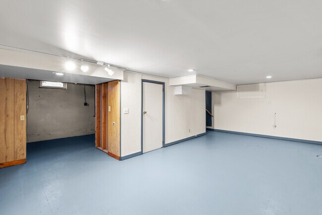 Building Photo - 5525 Sunnyside Dr