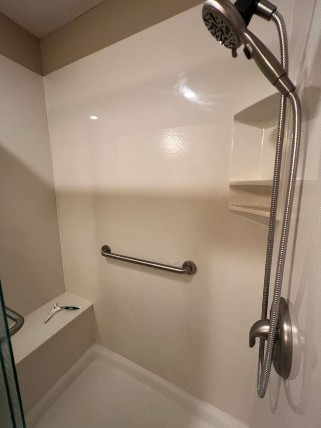 Building Photo - 2 bedroom/2 bath townhouse with 2 car garage