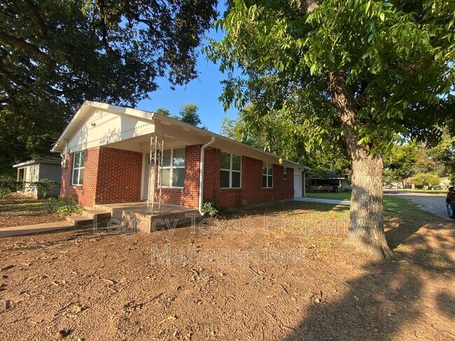 Building Photo - 702 S Wilhite St