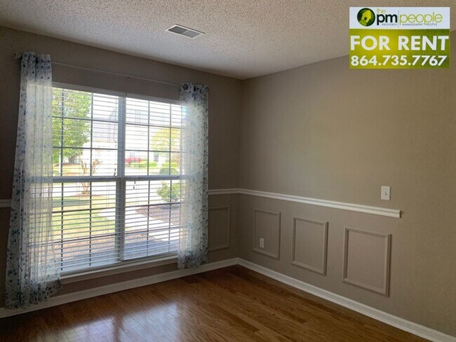 Building Photo - Comfortable 3/2 with Large Bonus Room in M...