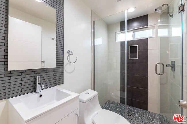 Building Photo - 758 N Ridgewood Pl